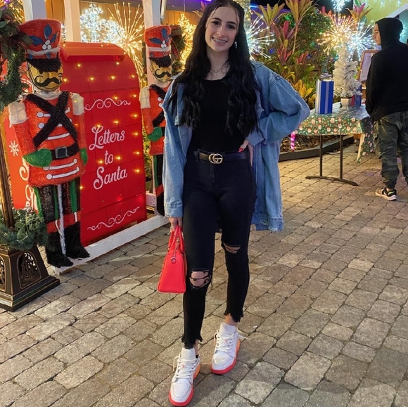 Meet your Posher, Kayla - Picture 1 of 1